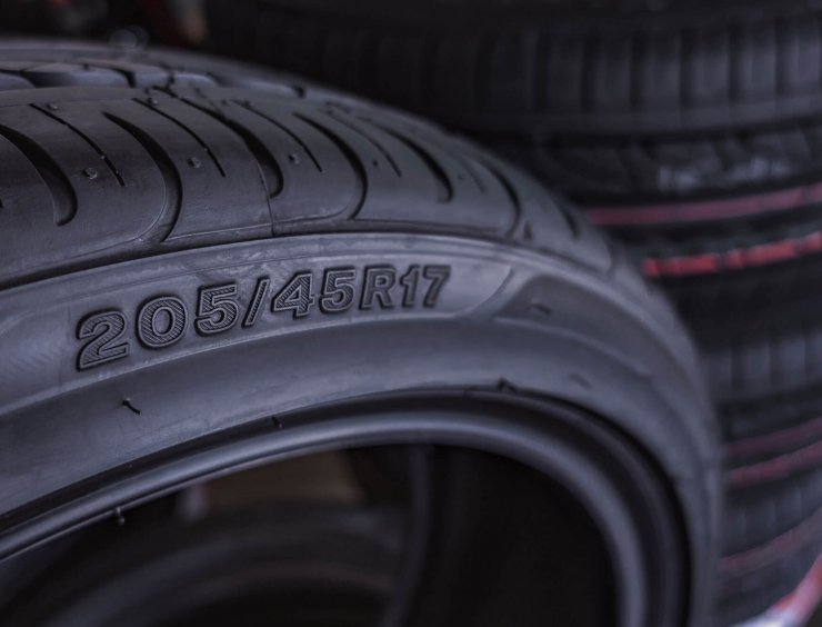 celoročních pneumatikách 