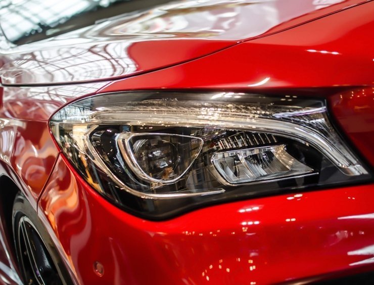 detailní záběr na přední část červeného auta
