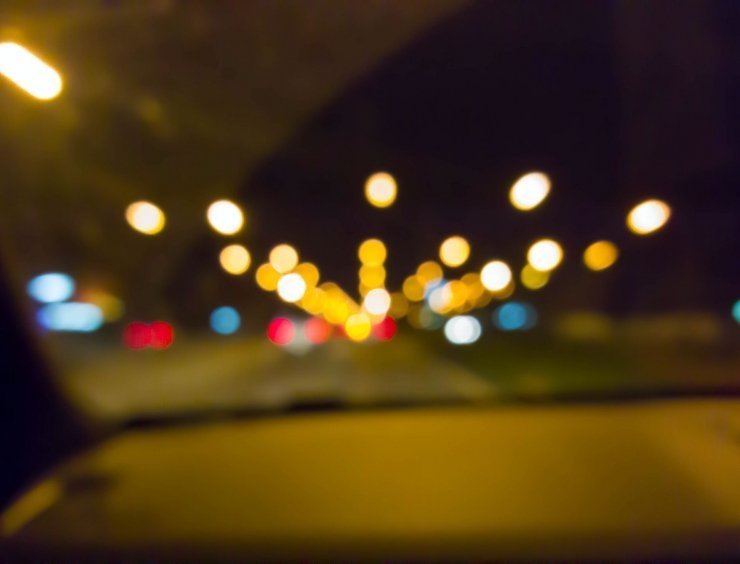 noční ulice z pohledu zevnitř vozu
