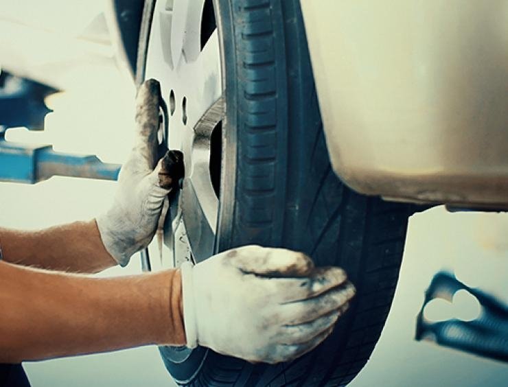  muž pracující na run-flat pneumatiky na autě