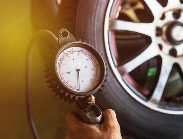 kontrola tlaku v pneumatikách