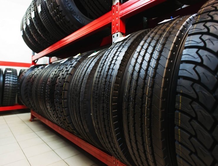 několik pneumatik, které jsou na stojanu.